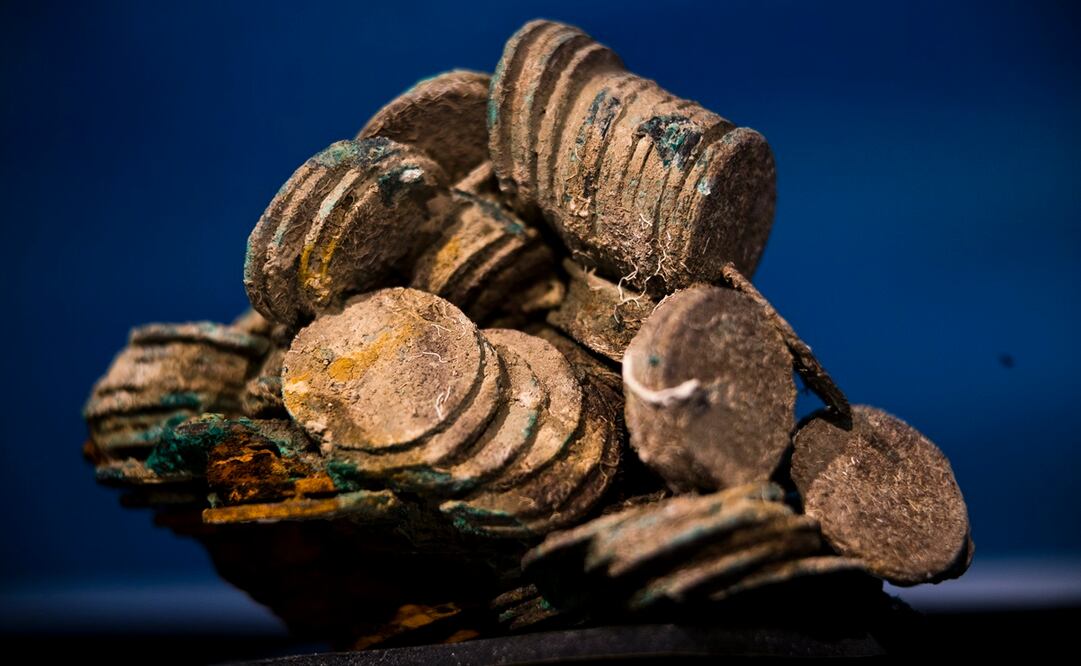 Fotografía de archivo del 30 de noviembre de 2012 de un bloque de monedas de plata rescatadas del naufragio de un galeón hudido en 1804. Foto: AP Foto/Daniel Ochoa de Olza