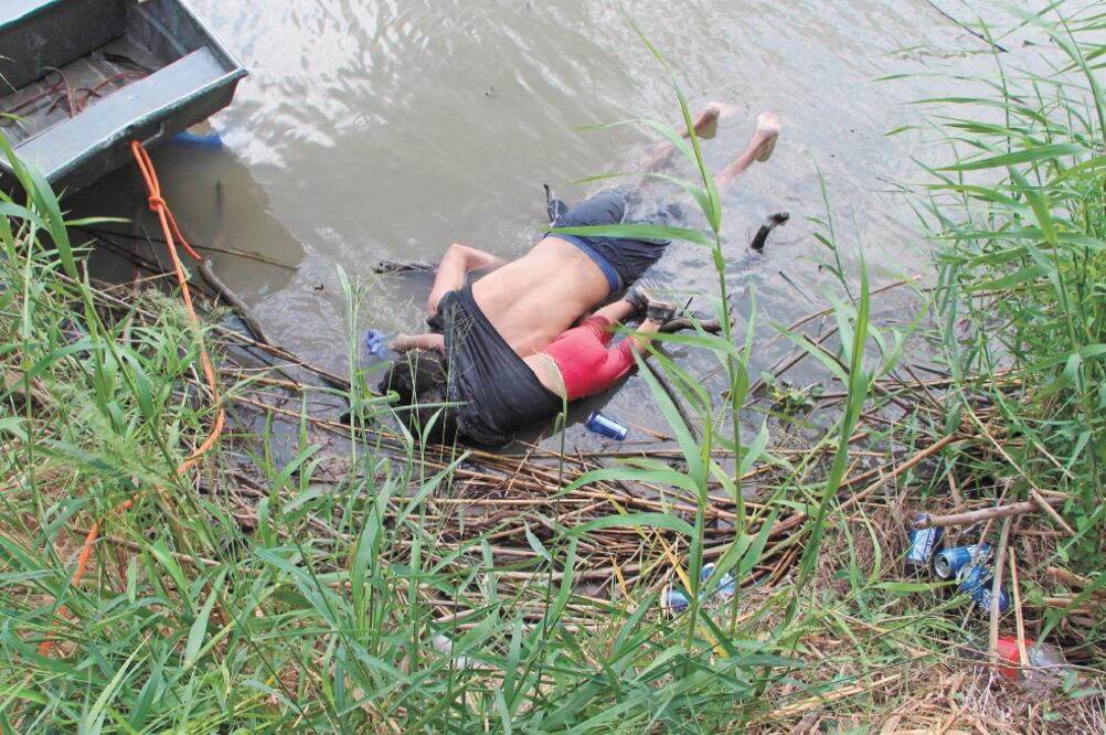 La imagen del padre y su hija muertos al tratar de cruzar el río Bravo ha sido comparada con la de Aylán, un niño sirio que fue encontrado muerto en una playa turca cuando su familia intentaba llegar a Grecia, en 2015. Foto: ABRAHAM PINEDA. EFE