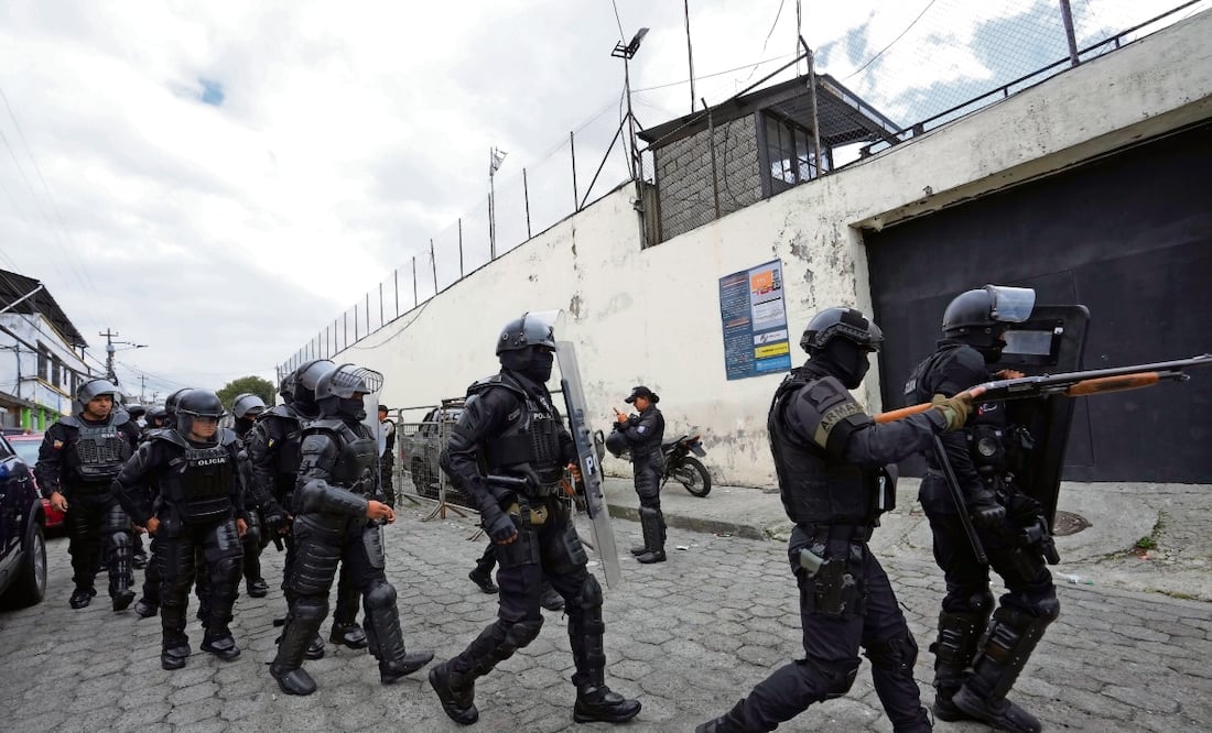 Policías y soldados se preparan para ingresar a la prisión El Inca, donde se registraban disturbios este lunes en Quito. Foto: Dolores Ochoa / AP