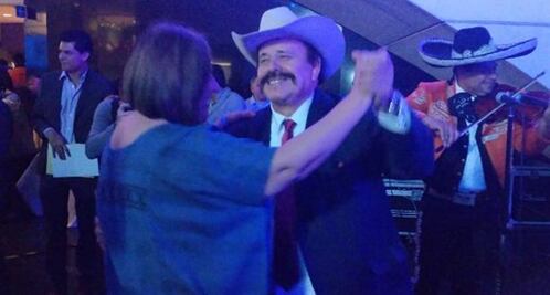 Bailan con mariachi tras diferencias sobre candidatos del CRE