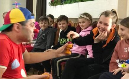 Marco, el payaso que hace sonreír a los niños de la guerra en Ucrania