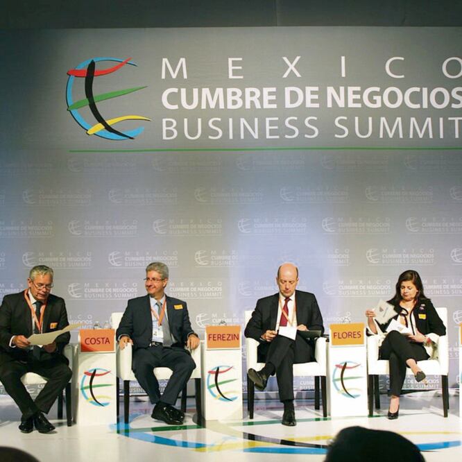Los directivos Fausto Costa, de Nestlé México, y Mónica Flores, de ManpowerGroup, entre otros, durante el evento México Cumbre de Negocios. Los empresarios dieron su respaldo al mandatario electo. (CORTESÍA)