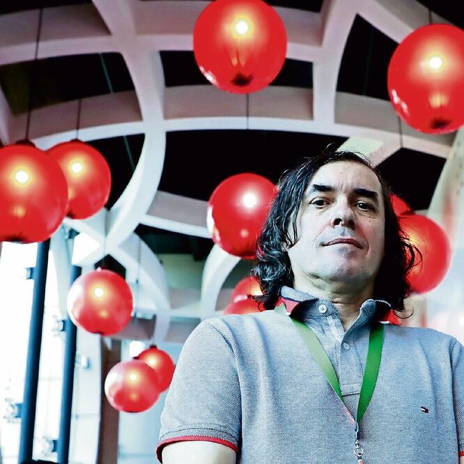 Ayer en la FIL de Guadalajara, Mircea Cartarescu aseguró que su país, Rumania, tiene muchas semejanzas con América Latina. “Las mismas diferencias entre ricos y pobres, y la misma fascinación para dictadores”. Foto: JUAN BOITES. EL UNIVERSAL