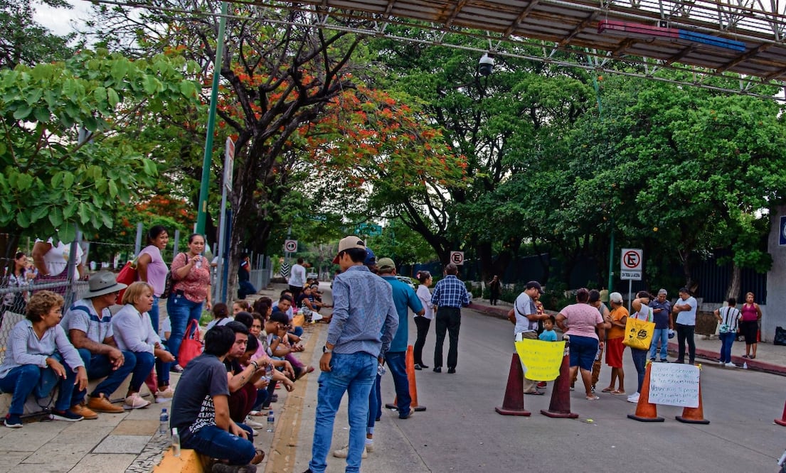 Familiares de los 16 funcionarios de la SSyPC secuestrados en Chiapas bloquearon la caseta de Tuxtla Gutiérrez en demanda de su aparición con vida. Foto: Cuartoscuro