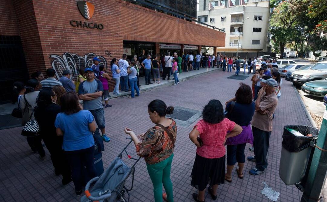 Venezolanos hacen fila para comprar medicinas en una farmacia en la ciudad de Caracas (Foto: EFE/Archivo)