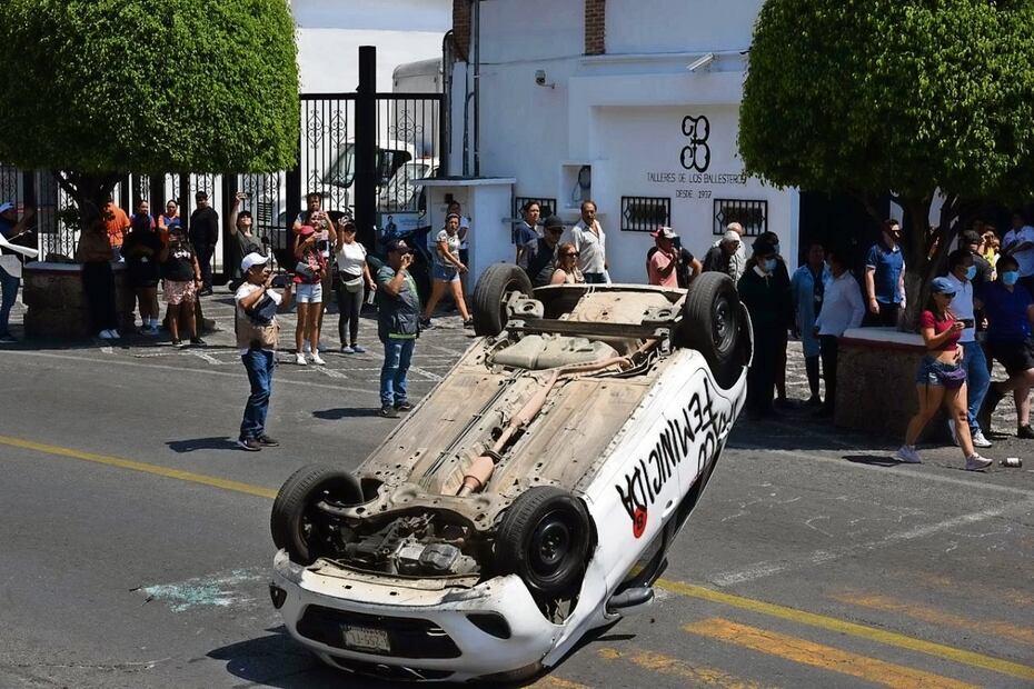 Gente enojada por la muerte de Camila volcó patrullas de las autoridades. Foto: Salvador Cisneros / EL UNIVERSAL