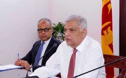 Primer ministro de Sri Lanka asume en reemplazo de presidente que huyó al extranjero