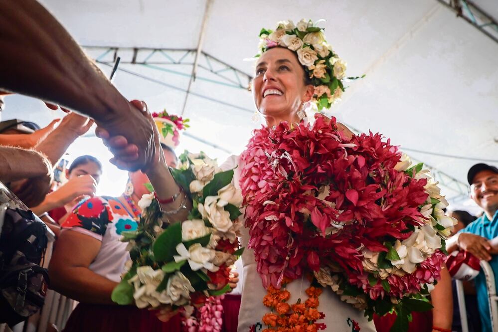 La candidata presidencial de Morena, Claudia Sheinbaum Pardo, acudió a Huejutla de Reyes, Hidalgo, donde se reunió con simpatizantes y fue recibida con muchas flores. Foto: de Diego Simón Sánchez. El Universal
