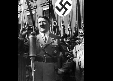 Copias de "Mein Kampf" con dedicatorias y discursos a puño y letra de Adolf Hitler, subastados