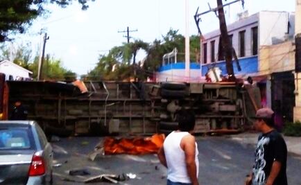 Patrulla choca contra camión y vuelca en Monterrey; 11 heridos