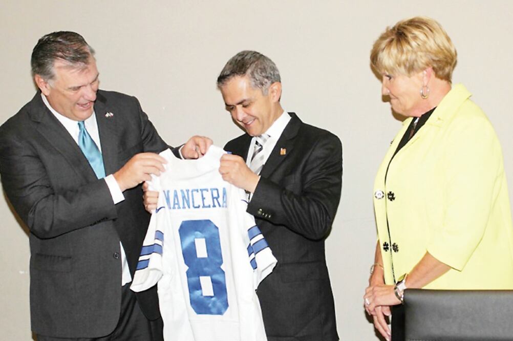 Al concluir la reunión, Miguel Ángel Mancera recibió como obsequio un jersey del equipo de futbol americano, Vaqueros de Dallas, con el número ocho y su apellido impresos en el dorsal (ESPECIAL)