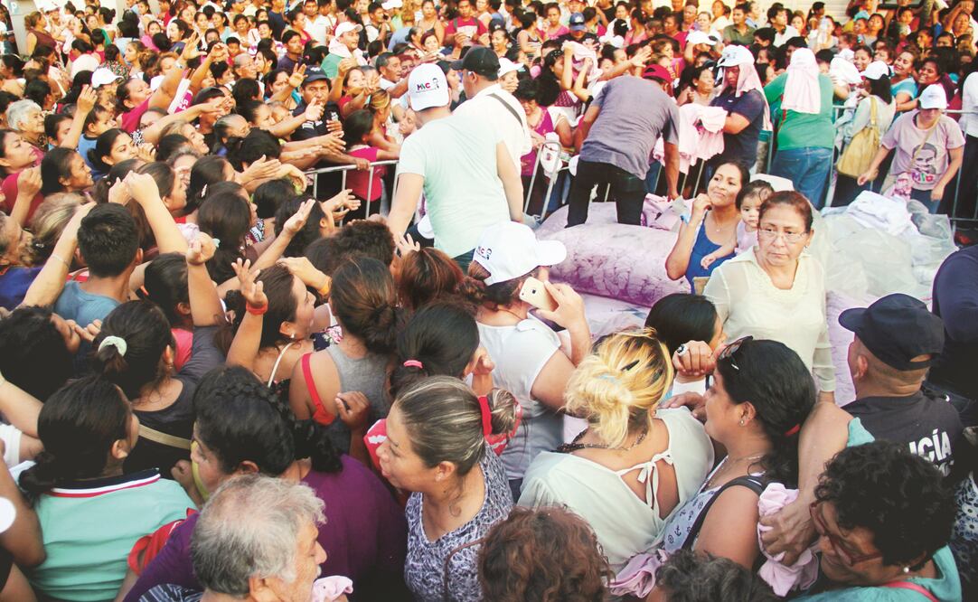 En los eventos organizados por el gobierno estatal para la entrega de beneficios se han congregado hasta 12 mil mujeres, desde embarazadas y hasta adultas mayores (FOTOS: MARÍA DE JESÚS PETERS. EL UNIVERSAL)