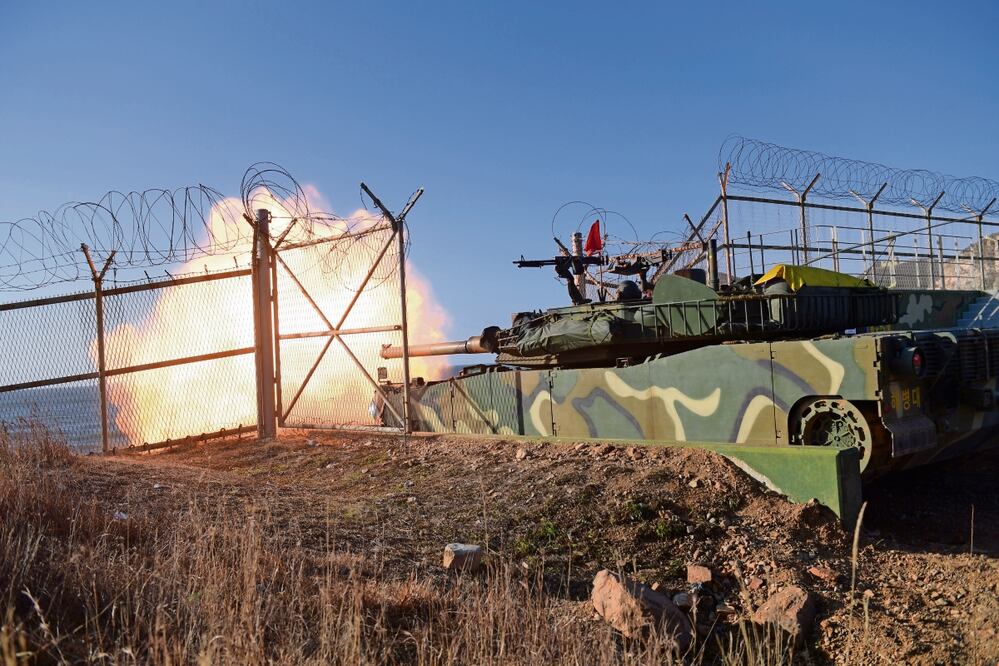 Tanques surcoreanos disparan durante unas maniobras en las islas del noroeste, en Corea del Sur. Foto: AP