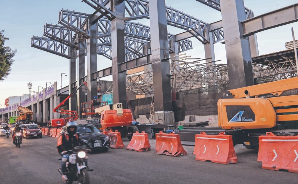 Durante un recorrido realizado hace cinco días, en la zona que conectará el Parque Elevado con la estación del Metro Chabacano se observó la instalación de estructuras metálicas. Foto: Karla Guerrero/ EL UNIVERSAL