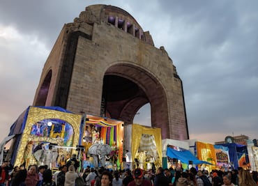 FOTOS Reyes Magos llegan al Monumento a la Revolución; cientos de familias se toman la foto con Melchor, Gaspar y Baltazar
