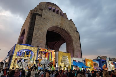 FOTOS Reyes Magos llegan al Monumento a la Revolución; cientos de familias se toman la foto con Melchor, Gaspar y Baltazar