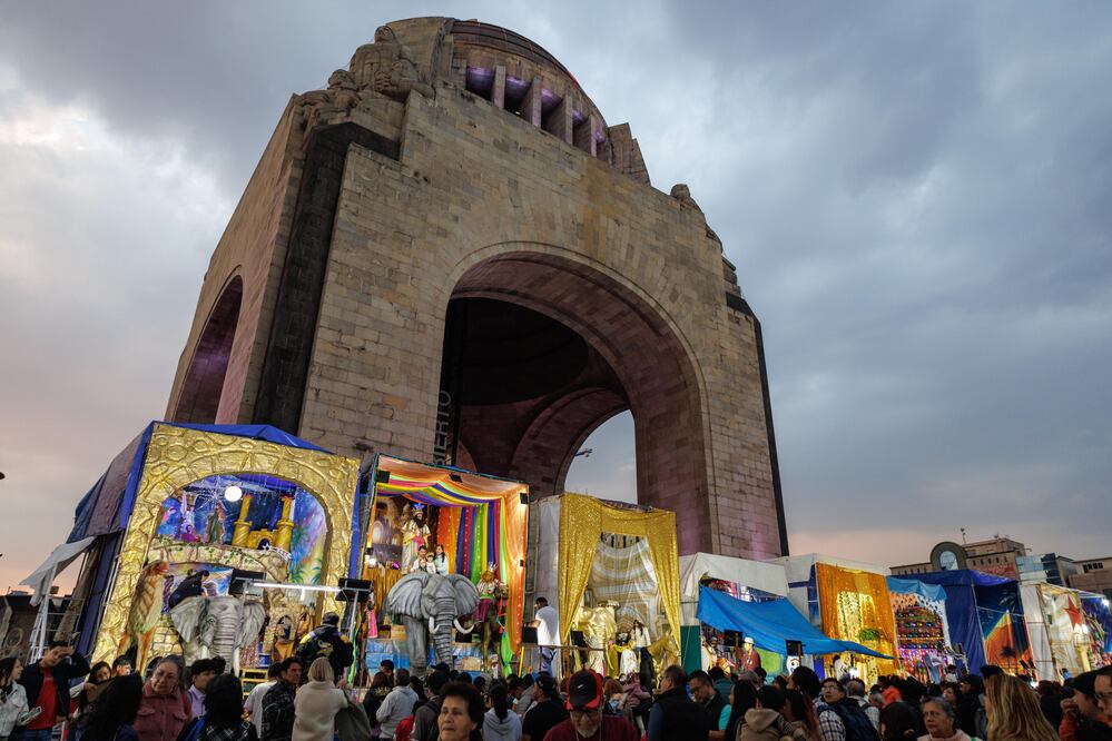 Los Reyes Magos ya llegaron al Monumento a la Revolución. (Foto: Yaretzy Osnaya/ EL UNIVERSAL)