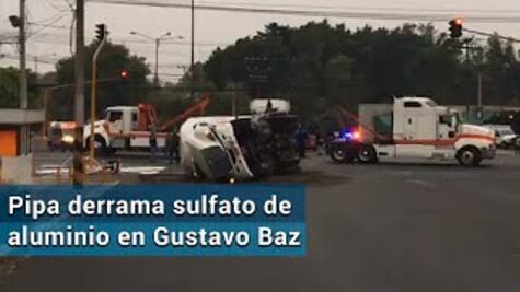 Vuelca pipa con sulfato de aluminio; hay caos vial en la Gustavo Baz