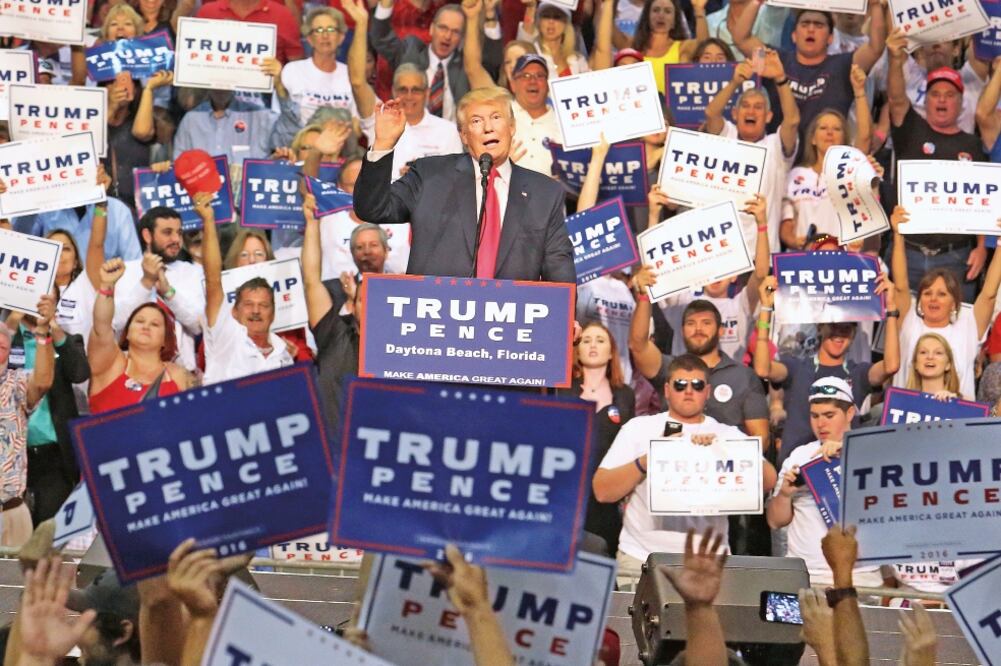 Donald Trump, abanderado republicano a la Casa Blanca, ayer en un acto de campaña con sus seguidores en Daytona Beach, Florida (ORLANDO SENTINEL. AP)