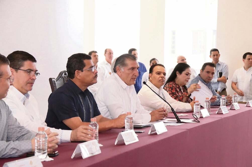 El gobernador de Tabasco, Adán Augusto López (centro), anunció ayer en conferencia de prensa el acuerdo alcanzado con la CFE para condonar la deuda existe nte desde hace 24 años / ESPECIAL