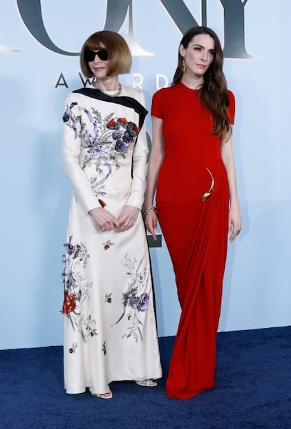 Anna Wintour y su hija Bee Shaffer impusieron moda en la alfombra de los Premios Tony. Foto: AFP.