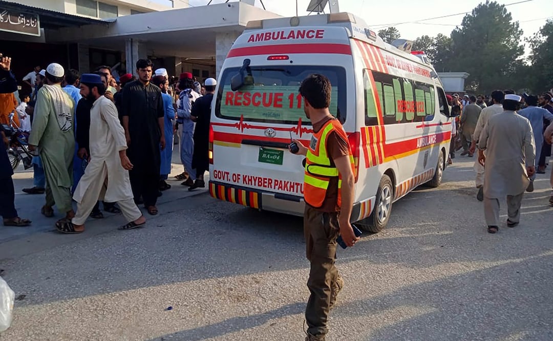 Una ambulancia transporta a personas heridas luego de la explosión de una bomba durante un mitin político en el distrito de Bajur de Khyber Pakhtunkhwa, Pakistán. Foto: AP