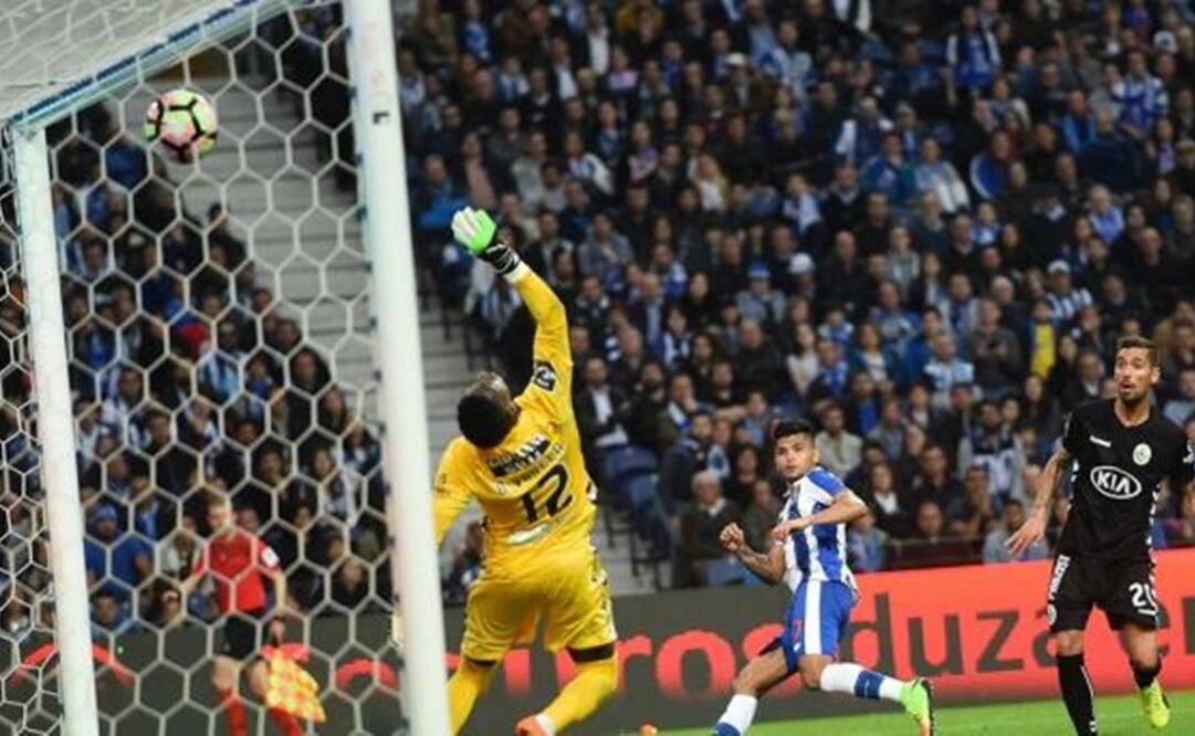 El momento en que "Tecatito" Corona marca uno de los mejores goles de su carrera. AFP