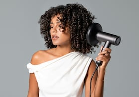 Cómo activar los rizos del cabello para definir y controlar el frizz