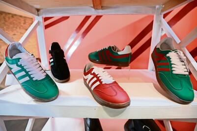 Fabrican calzado mundialista con sello de San Mateo Atenco