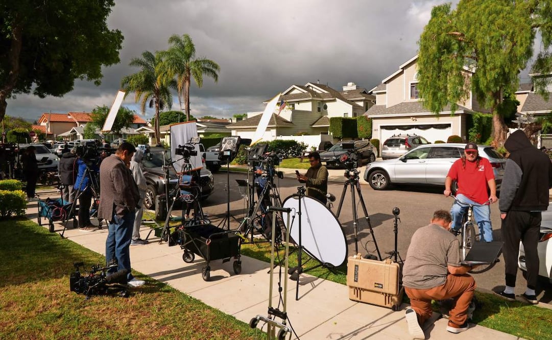 Peatones y medios aguardan frente a la casa de Cole Tomas Allen, sospechoso del tiroteo en la Cena de Corresponsales de la Casa Blanca, en Torrance, California.  Foto: Damian Dovarganes/AP