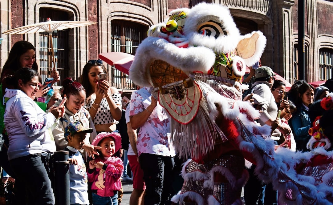 Decenas de personas disfrutaron el paso del dragón en una danza icónica para la cultura china; y no perdieron oportunidad para tomar fotografías. Foto: Abril Angulo | El Universal
