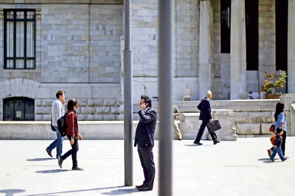 La disposición dará certidumbre jurídica sobre las especificaciones técnicas de teléfonos celulares que puedan hacer uso del espectro, indica el IFT. (ARCHIVO EL UNIVERSAL)