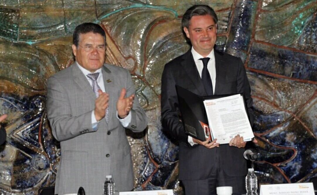 El presidente del SNTE, Juan Díaz de la Torre, entregó el pliego de demandas del magisterio al titular de la SEP, Aurelio Nuño. /Especial