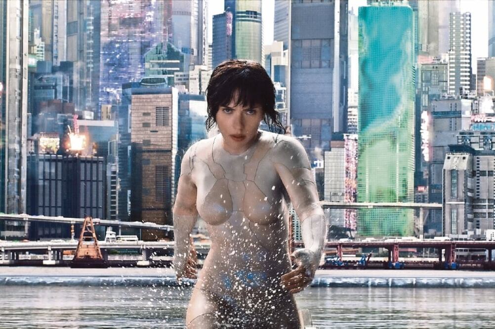 Scarlett es rescatada de la muerte y convertida en un ciber soldado (CORTESÍA)