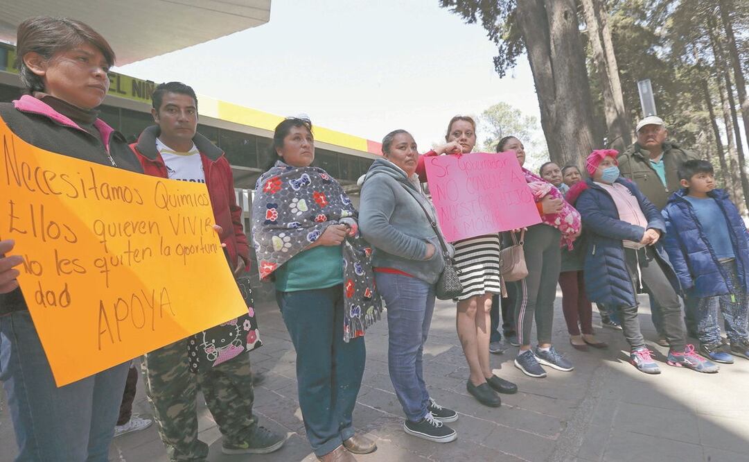 Los inconformes se manifestaron afuera del Hospital del Niño en Toluca para exigir suministro de tratamientos para sus hijos con cáncer. Foto: JORGE ALVARADO. EL UNIVERSAL
