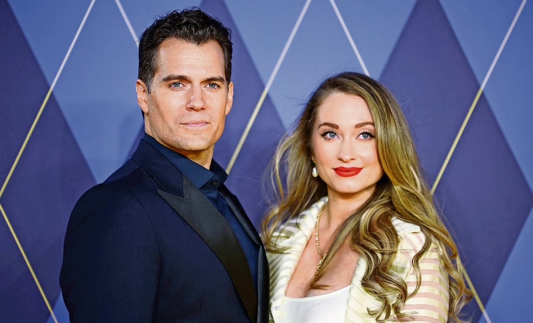 El actor británico Henry Cavill y Natalie Viscuso posan en la alfombra roja a su llegada para asistir al estreno mundial de la película "Argylle" en el centro de Londres el 24 de enero de 2024. Foto: AFP.