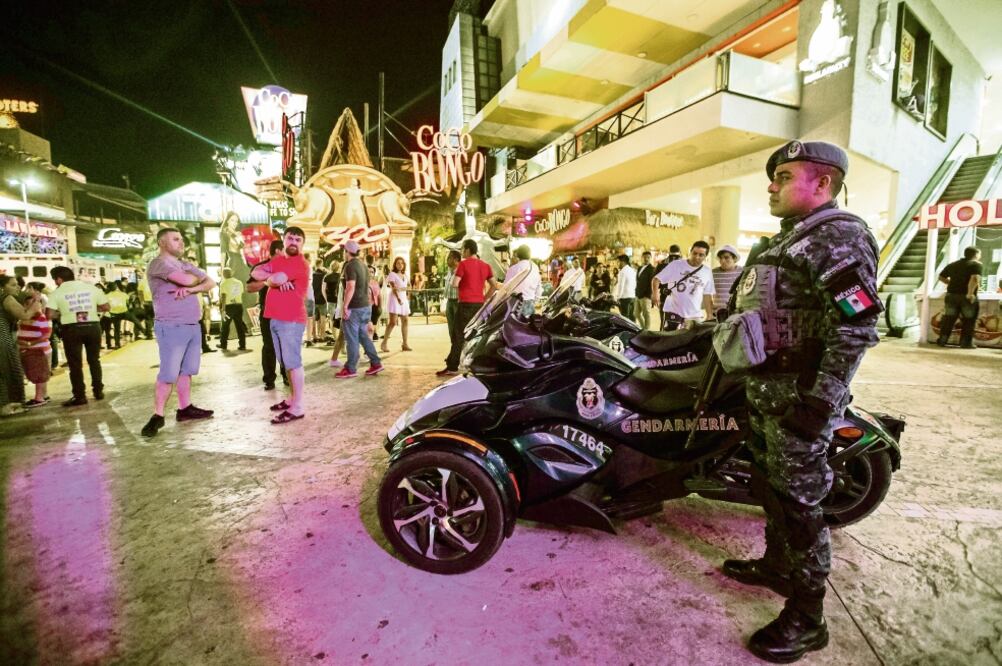 El reporte federal detalla que la banda de Los Sureños la conforman centroamericanos tatuados como los maras. Según dueños de negocios, viajan en motocicletas y vehículos grandes y acuden a los locales después de las 17:00 horas (REUTERS)