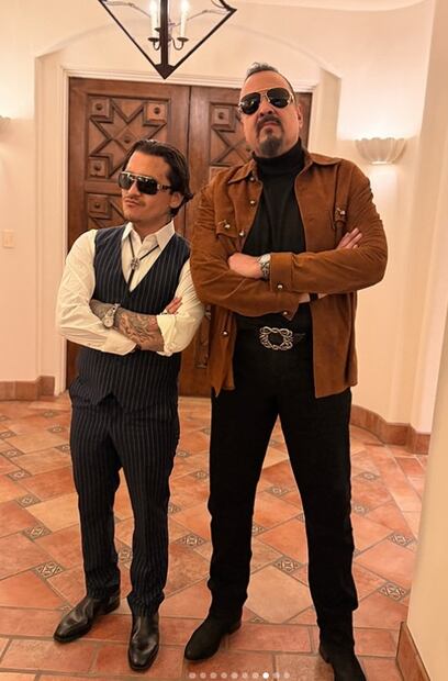 Christian Nodal y Pepe Aguilar posan juntos en la ceremonia previa a los Latin Grammy 2025.