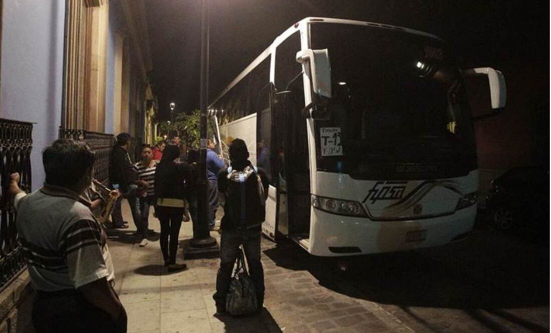 Aspecto de los maestros abordando los camiones en Oaxaca