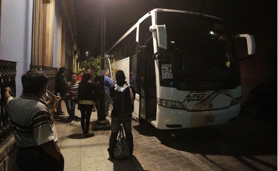 Aspecto de los maestros abordando los camiones en Oaxaca