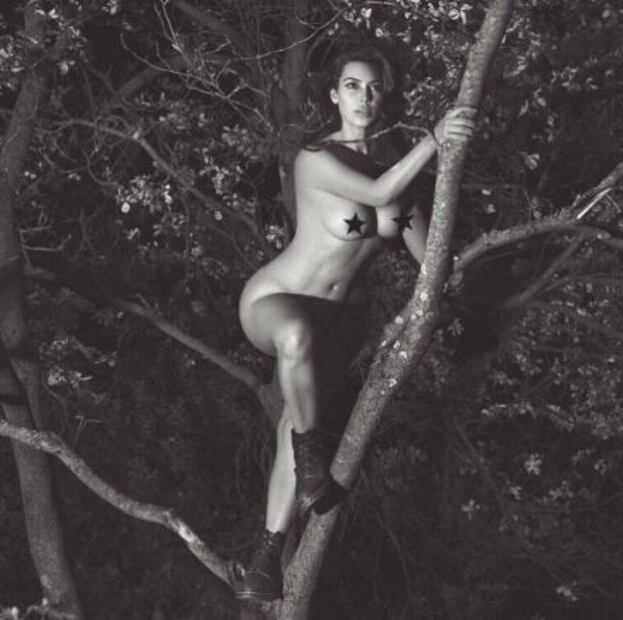 Kim Kardashian posa desnuda en las ramas de un árbol