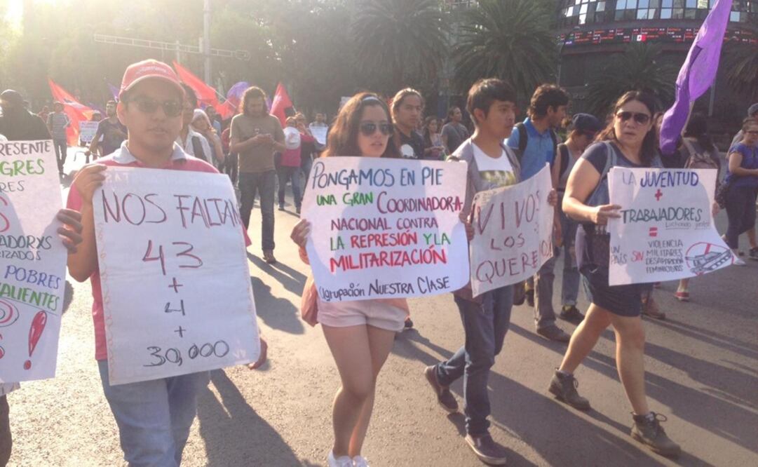 Alrededor de 100 personas iniciaron una marcha en la Ciudad de México. /Pedro Villa y Caña - EL UNIVERSAL