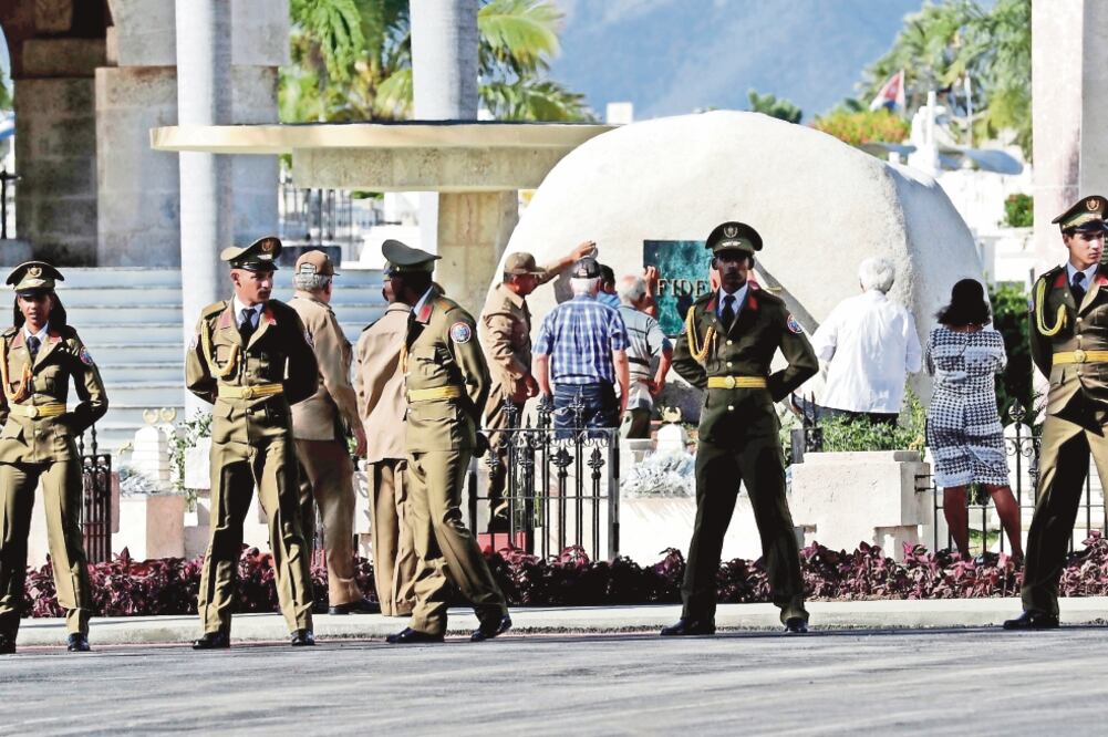 Un grupo de militares monta guardia frente a la tumba de Fidel Castro, en el cementerio de Santa Ifigenia, en la ciudad de Santiago. Hasta el lugar sólo pudieron acercarse miembros de la familia y algunos invitados especiales (JORGE SERRATOS.EL UNIVERSAL)