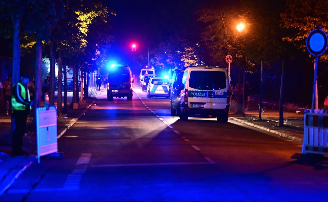 Agentes de la policía alemana se encuentran en el lugar tras la cancelación del Christopher Street Day en Berlín (25/07/2026). Foto: AP