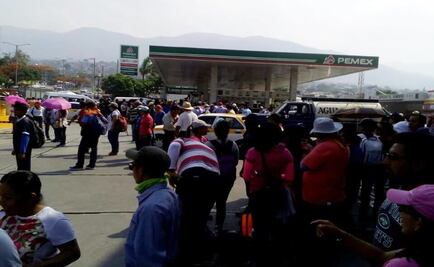 Maestros toman gasolineras y un centro comercial en Chiapas