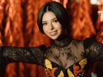 Ángela Aguilar combina pantalón culotte con chamarra de mezclilla