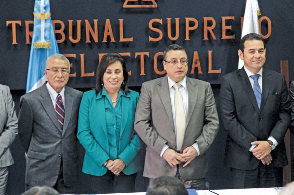 Sandra Torres y Jimmy Morales (der.) ratificaron ayer ante el Tribunal Supremo Electoral su compromiso para unos comicios limpios y transparentes (ESTEBAN BIBA. EFE)