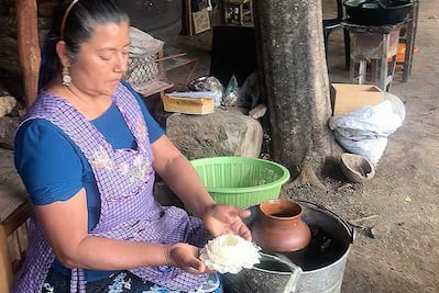 Velas, tradición que alumbra a nuevas generaciones en Oaxaca
