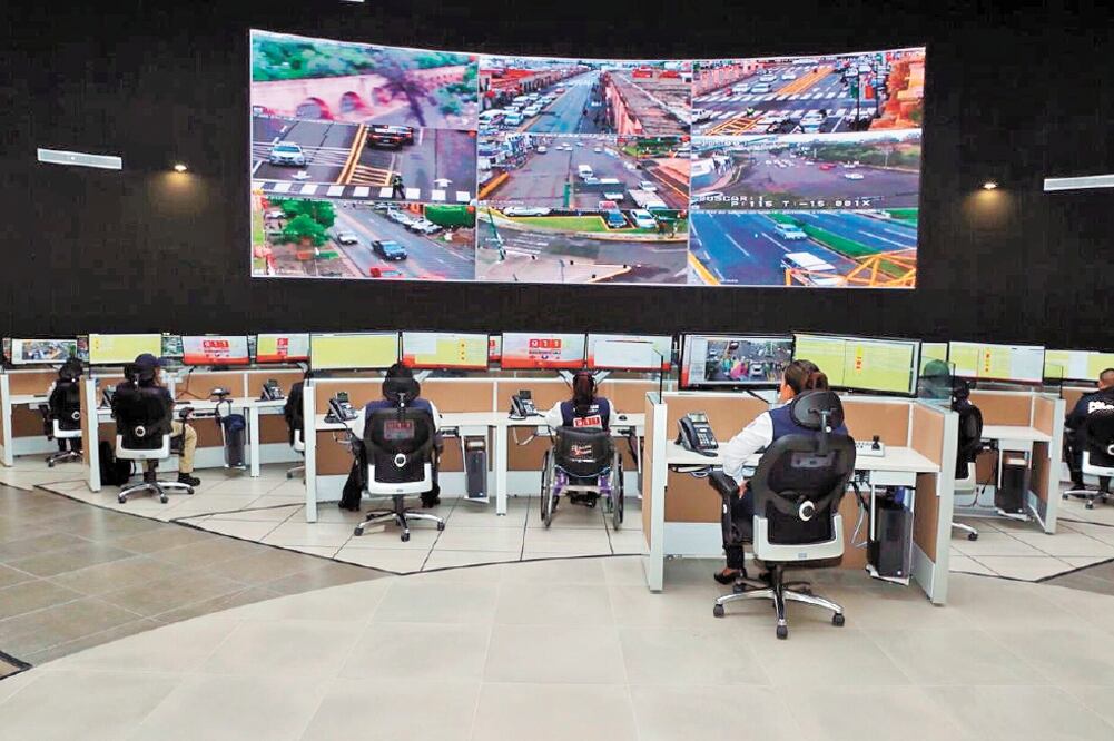 Desde el centro de inteligencia 360 analistas y monitoristas revisan lo que ocurre en Morelia gracias a 6 mil 10 cámaras de videovigilancia. Fotos: ESPECIAL