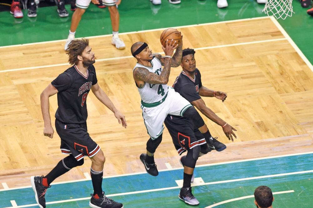 Isaiah Thomas (4) anotó 24 puntos y tuvo ayuda de Avery Bradley, que aportó la misma cifra (BOB DECHIARA. USA TODAY SPORTS)